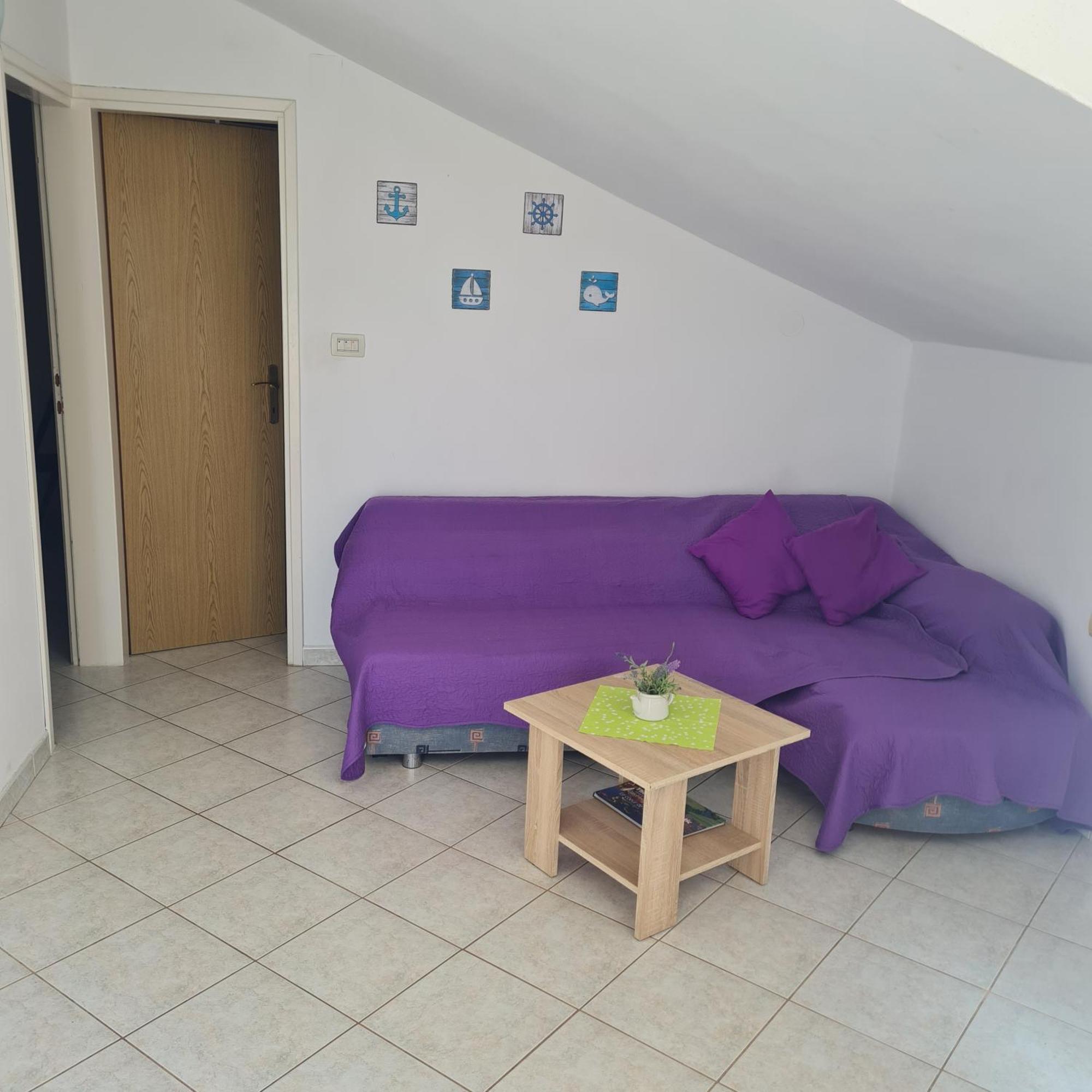 Apartment Karuza Rukavac Vis Bilik gambar