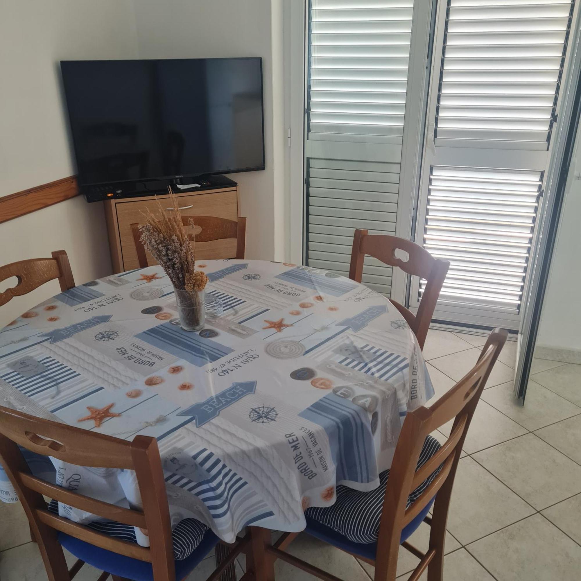 Apartment Karuza Rukavac Vis Bilik gambar